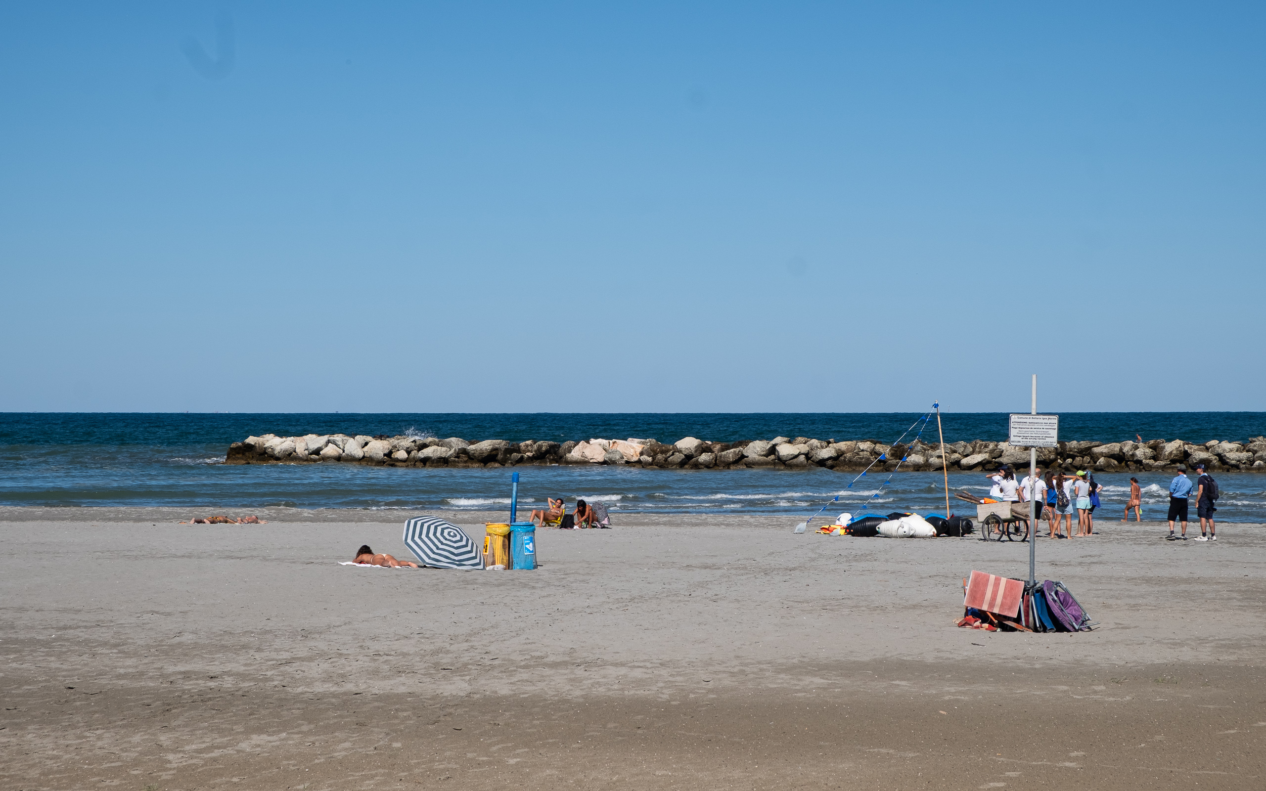 Breiter Sandstrand bei Bellaria Igea Marina – Wellenbrecher im Meer